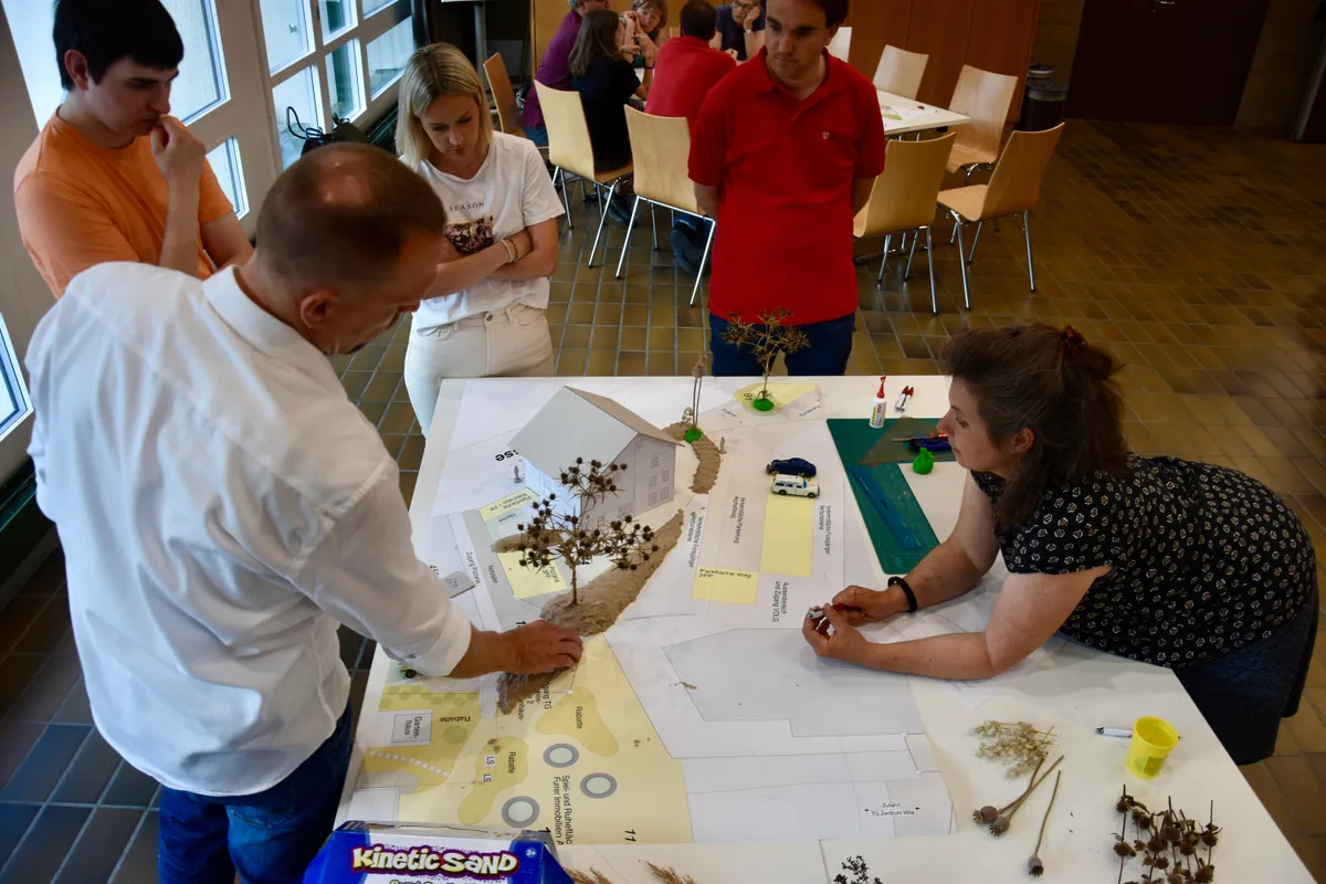 Bewohnerinnen und Bewohner von Wila machten sich Gedanken über die künftige Nutzung des Batzhauses.