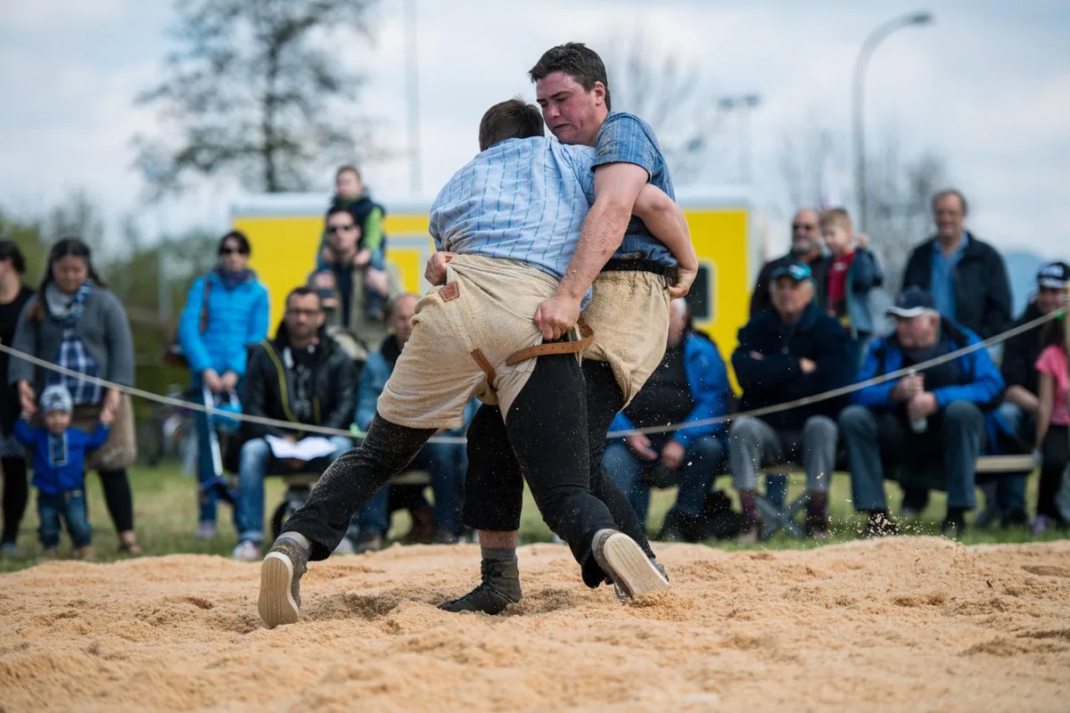 Im Angriffsmodus: der Hinwiler Nicola Funk (rechts) am Frühjahrsschwinget in Gossau. (Bild: Robert Pfiffner)