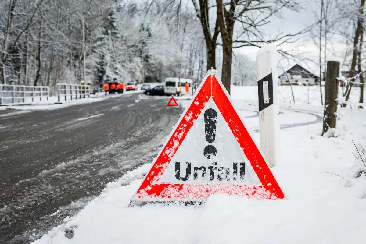 unfallpf%c3%a4ffikon_10022016_01_preview Bei einem Unfall in Steg wurde am Freitagvormittag ein Auto auf die Seite gekippt. (Symbolbild: Züriost)