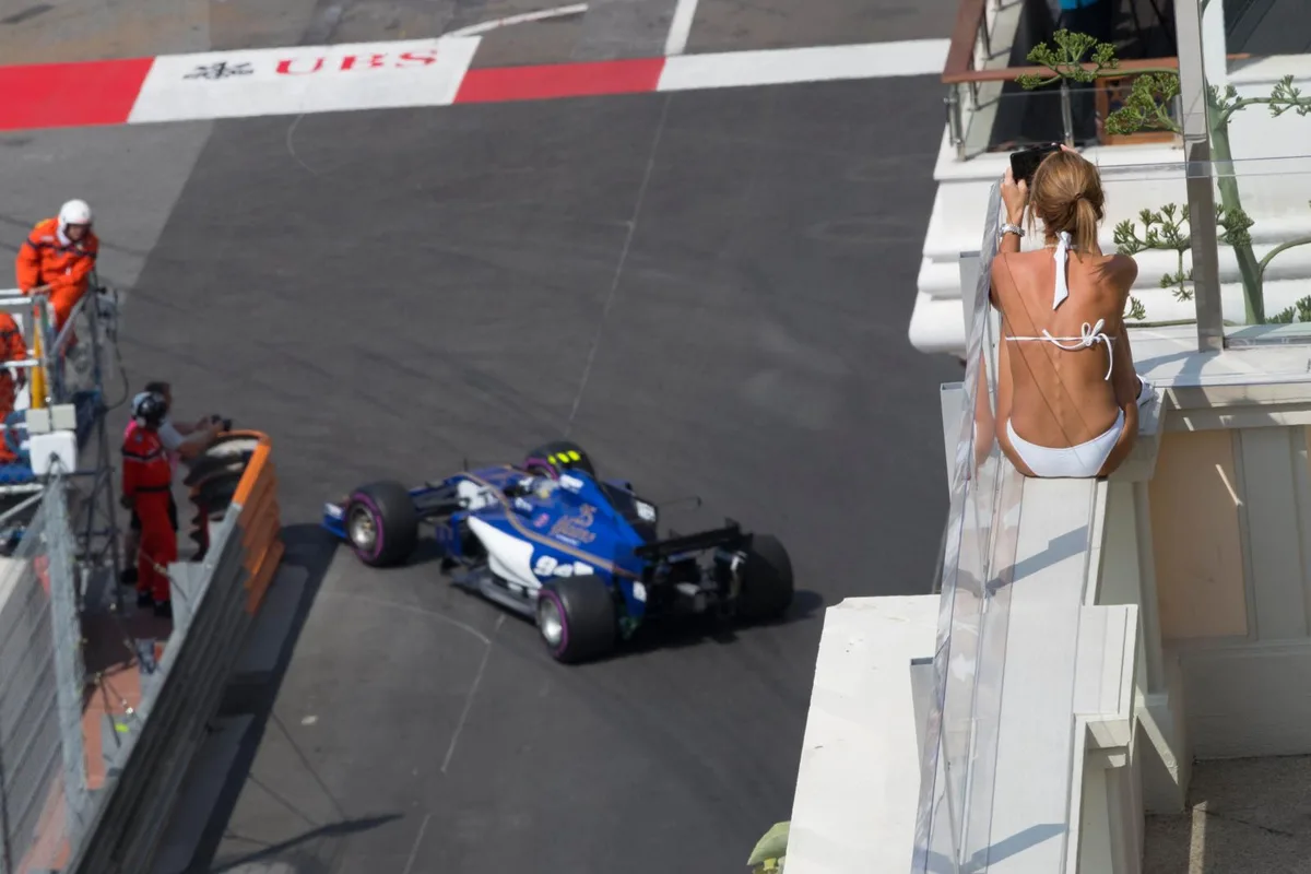 05988933_preview Sehen und gesehen werden: Pascal Wehrlein steht unter leichtbekleideter Beobachtung, als er den Sauber-C37 durch die engen Strassen von Monaco steuert. (Bild: Keystone)