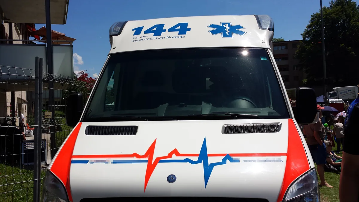 Mit einer schweren Kopfverletzung wurde ein Velofahrer ins Spital eingeliefert. (Symbolbild: Mike Gadient)