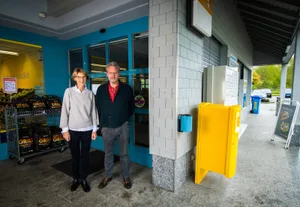 hittnau_27042017_metzgereisteiner_sbo_4_preview Yvonne und Kurt Truninger holen nicht nur die Migros, sondern auch den Steiner-Beck in ihre Liegenschaft in Hittnau. (Bild: Seraina Boner)