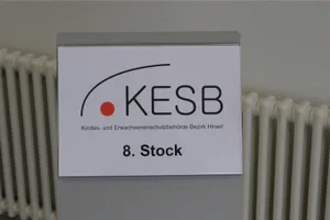kesb_080115_rueti_08_preview Ende 2016 wurde im Kanton Zürich für insgesamt 7959 Minderjährige und 13'671 Erwachsene eine Massnahme – in der Regel eine Beistandschaft – geführt. (Archivbild: Urs Weisskopf)