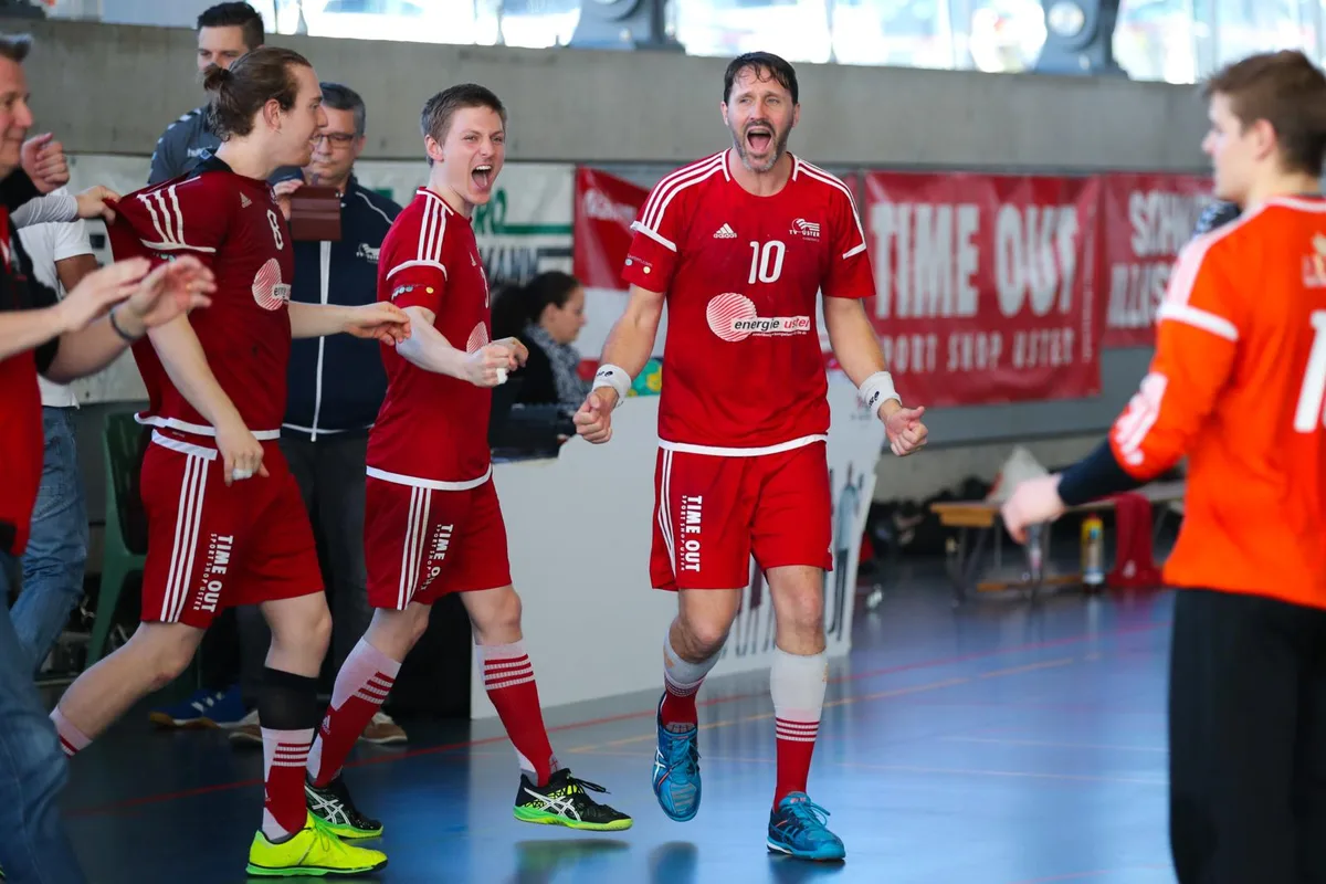 sport_29042017_handballusterseen_dku_6_preview Die Aufstiegsspiele erreicht: Iwan Ursic (Nummer 10) freut sich mit seinen jungen TVU-Teamkollegen über den Sieg gegen die Seen Tigers. (Bild: David Kündig), Am 13. und 20. Mai bestreiten die Ustermer ihre NLB-Aufstiegsspiele gegen den HS Biel. (Bild: David Kündig), Der TVU spielte zuletzt im Jahr 2013 in der NLB. Diese Saison entschied er 26 von 28 1.-Liga-Patien für sich. (Bild: David Kündig)