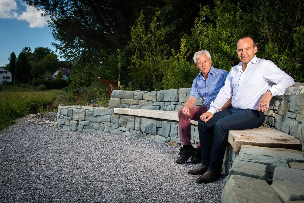 duebendorf_07062017_vernetzungskorridorchlostergraben_sbo_3_preview Stadtrat Dominic Müller (CVP, vorne) mit Projektleiter Thomas Winter in der Sitznische am Eingang des Vernetzungskorridors. (Bild: Seraina Boner)