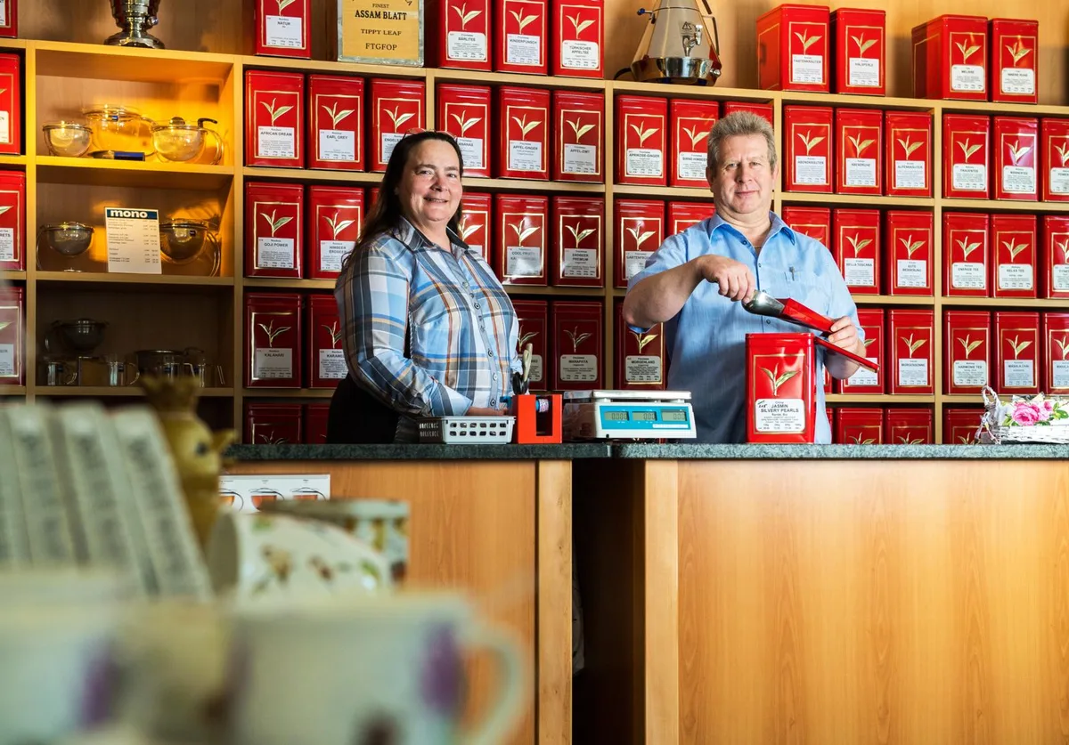Hunderte Sorten Tee: Andrea Lilienthal und Paul Sauren kennen jede einzelne Sorte. (Bild: Seraina Boner)