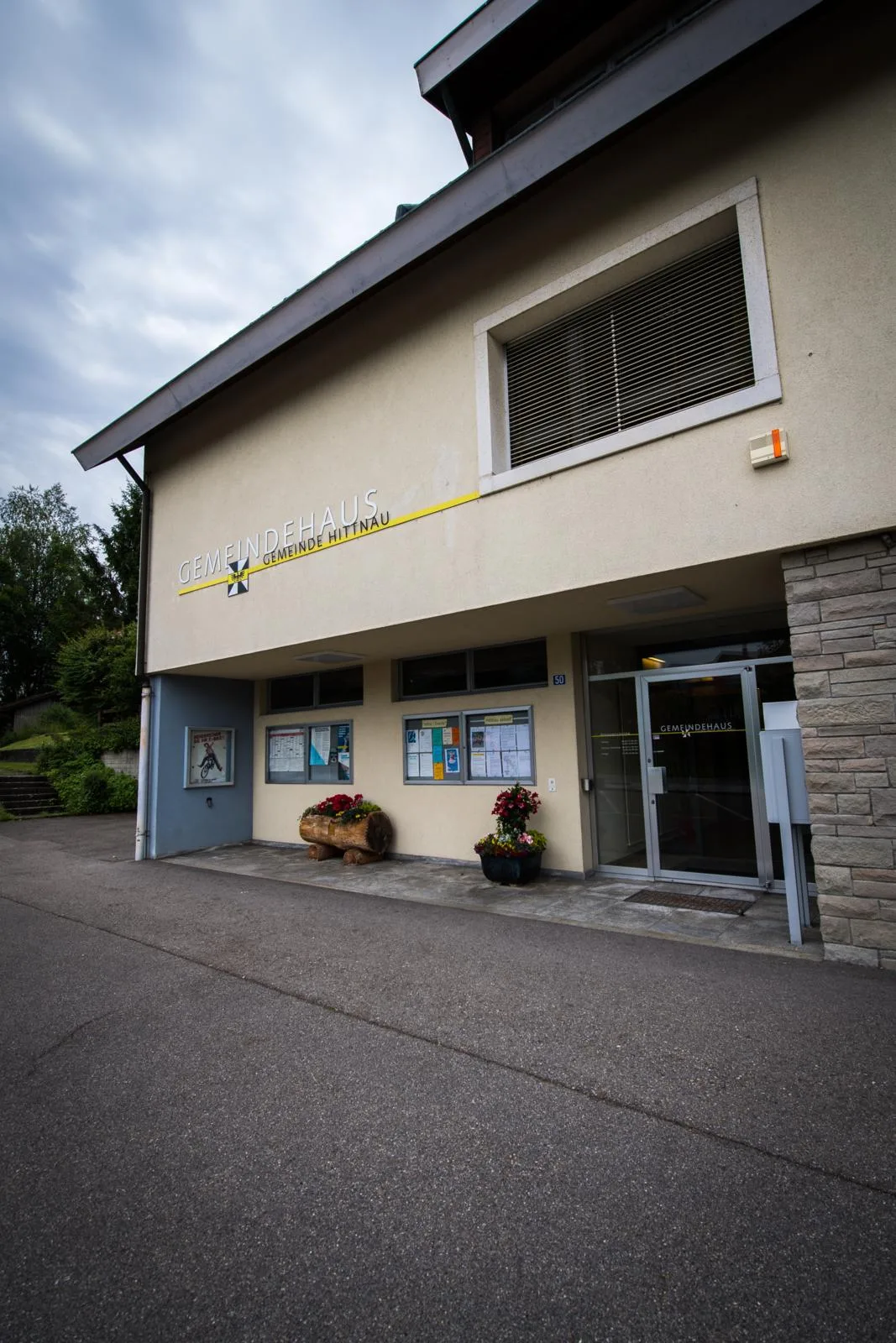 Das Poschtibänkli wird dieser Tage vor dem Gemeindehaus aufgestellt. (Bild: Seraina Boner)