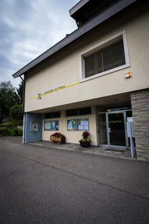 hittnau_14062017_gemeindehausbaustelle_sbo_4_preview Das Poschtibänkli wird dieser Tage vor dem Gemeindehaus aufgestellt. (Bild: Seraina Boner)