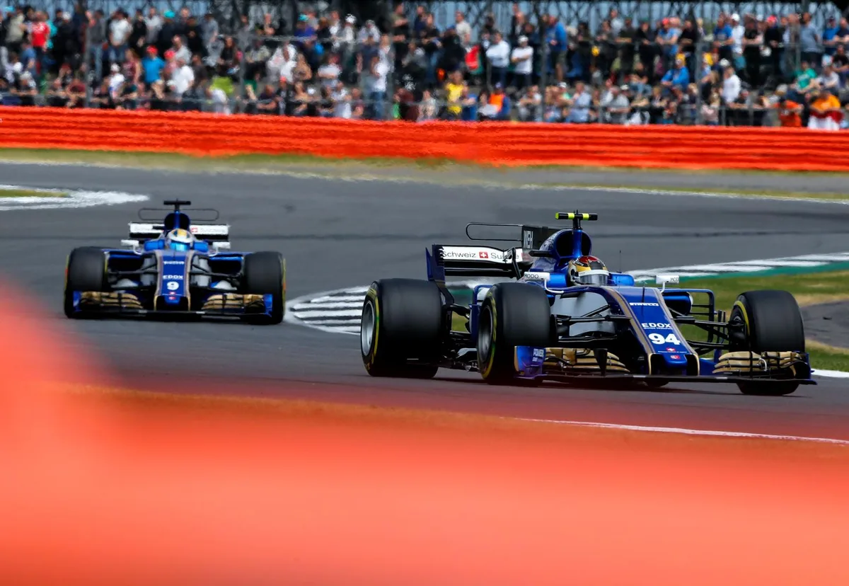 Auch in Silverstone punktelos: die Sauber-Piloten Pascal Wehrlein (vorne) und Marcus Ericsson. (Bild: Keystone)