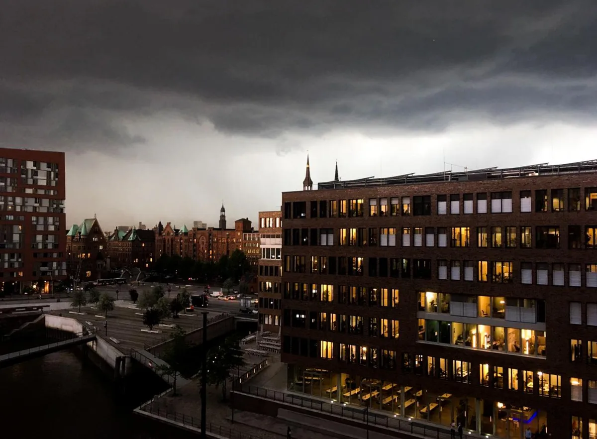 Ein heftiges Gewitter ist im Anmarsch. (Symbolbild Archiv)