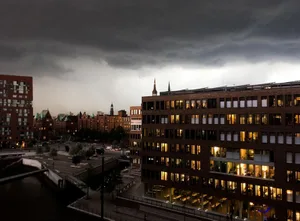 1495ac006e9d4bee_preview Ein heftiges Gewitter ist im Anmarsch. (Symbolbild Archiv)