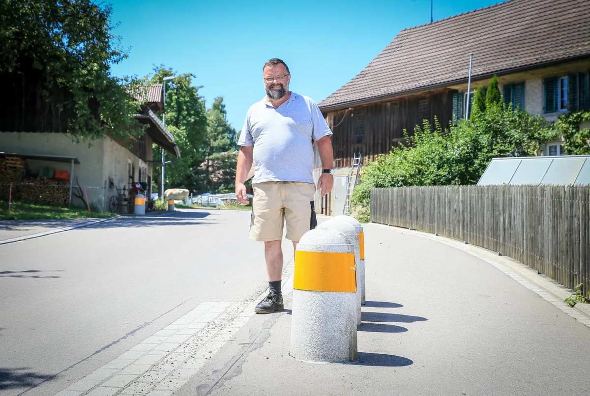 hinwil_06072017_strassenbauten_nag-6_preview Wozu dienen diese drei Poller? Stefan Kaufmann weiss es trotz Nachfrage bei der Stadt nicht. (Bild: Nathalie Guinand), Bereits sind Risse erkennbar: Laut Kaufmann muss diese Schwelle bald saniert werden. (Bild: Nathalie Guinand), Die Schönenwerdstrasse ist so konzipiert, dass Lastwagen ausweichen müssen - mit Folgen für die Fahrbahn. (Bild: Nathalie Guinand), Die Fahrbahnrinne aus Granit wäre unnötig und musste mit einem Fundament aufwändig erstellt werden, sagt Kaufmann. (Bild: Nathalie Guinand), Der Schneepflug kommt kaum durch: Wetz-Spuren am Poller. (Bild: Nathalie Guinand)