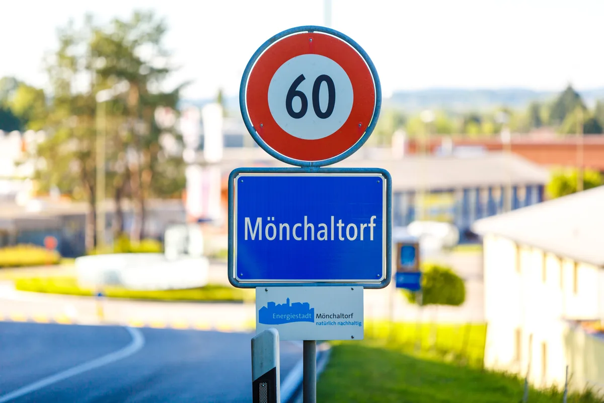 moenchaltorf_ortsschild_naz-2_preview Von Esslingen her gehts ab dem 5. August nur noch bis zur Industrie - wer durch Mönchaltorf fahren will, muss die signalisierten Umleitungen benutzen. (Archivbild: Nicolas Zonvi), Ab dem 5. August ist ein Teilstück der Esslingerstrasse gesperrt. (Plan: zvg)