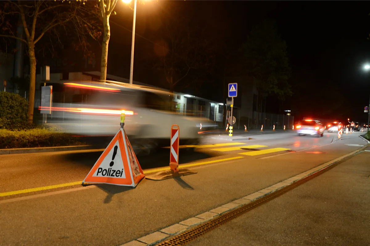 tz_polizeikontrollr_wetzikon_25042015_jam5_preview Acht Stunden lang wurden die Autos in der Nacht von Samstag auf Sonntag kontrolliert. (Bild: Archiv)
