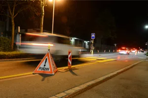 tz_polizeikontrollr_wetzikon_25042015_jam5_preview Acht Stunden lang wurden die Autos in der Nacht von Samstag auf Sonntag kontrolliert. (Bild: Archiv)