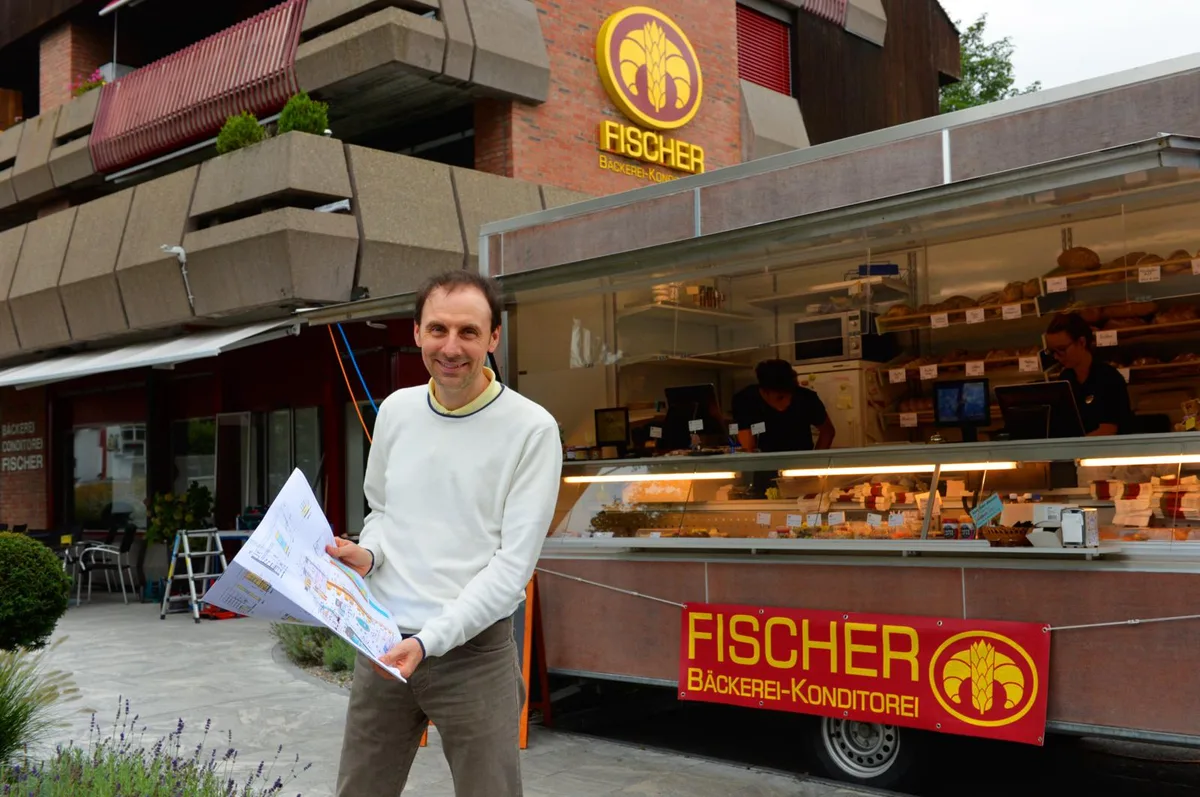 andy_fischer_080817_fischerbeck_preview Andreas Fischer vor dem Ladenlokal in Hegnau.