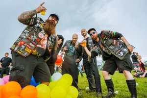 bartin_und_fettsack_preview Martin Röllin (ganz links) und Lukas Bachmann (ganz rechts) haben in diesem Sommer viel erlebt. (Bild: Monika Zabielska)