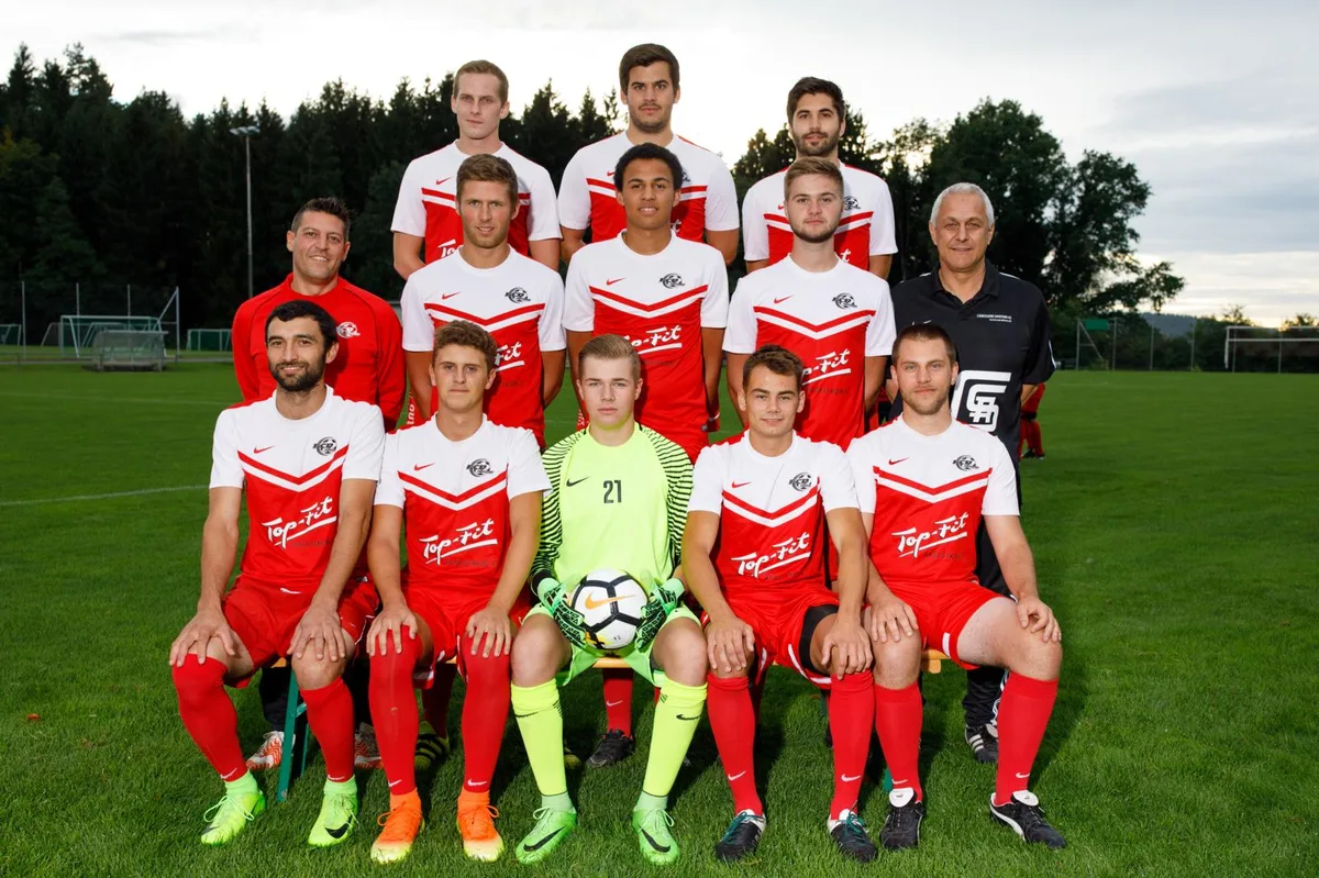 sport_10082017_beilage_dku__3__preview Die 2. Mannschaft des FC Pfäffikon, Ausgabe 2017/2018. (Bild: David Kündig)