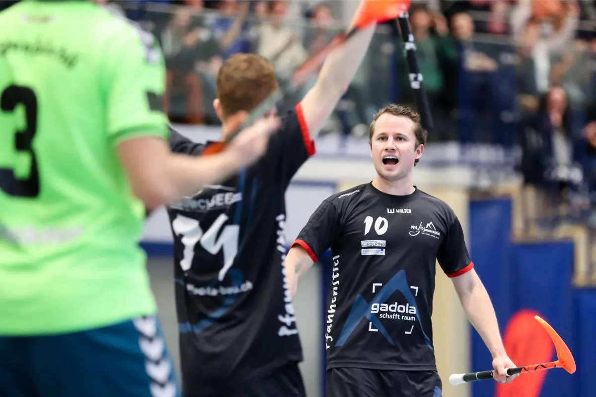 sport_12032017_unihockey_crm_06_preview Pfanni-Spieler David Kyburz (rechts) bejubelt einen Treffer. (Archivbild: Christian Merz), Der UHC Pfannenstiel stieg auf die neue Saison hin in die NLB auf. (Archivbild: Christian Merz), Fabio Luchsinger spielt neu für den UHC Pfannenstiel. (Bild: zvg)