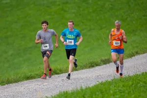 sport_16082017_berglaufcup_pif-3_preview Sebastian Stalder (Mitte) sprengte mit seinem Antritt das Führungstrio und gewann die Etappe aufs Hörnli. (Bild: Robert Pfiffner)