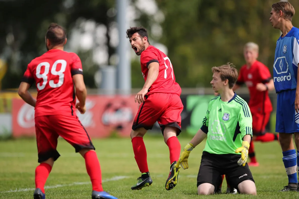 sport_20082017_fussballfehraltorfpfaeffikon_dku__8__preview Lautstarke Freude beim Torschützen, Staunen bei der Fehraltorfer Verteidigung: Der Pfäffiker Unai Calzada (Mitte) dreht nach seinem Tor zum 2:0 jubelnd ab. (Bild: David Kündig), Der Pfäffiker Mischa Aeppli (rechts) überläuft den Fehraltorfer Julian Pohl. (Bild: David Kündig), Den Ball im Blickfeld: Der Pfäffiker Adam Durowicz. (Bild: David Kündig)