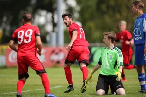 sport_20082017_fussballfehraltorfpfaeffikon_dku__8__preview Lautstarke Freude beim Torschützen, Staunen bei der Fehraltorfer Verteidigung: Der Pfäffiker Unai Calzada (Mitte) dreht nach seinem Tor zum 2:0 jubelnd ab. (Bild: David Kündig), Der Pfäffiker Mischa Aeppli (rechts) überläuft den Fehraltorfer Julian Pohl. (Bild: David Kündig), Den Ball im Blickfeld: Der Pfäffiker Adam Durowicz. (Bild: David Kündig)