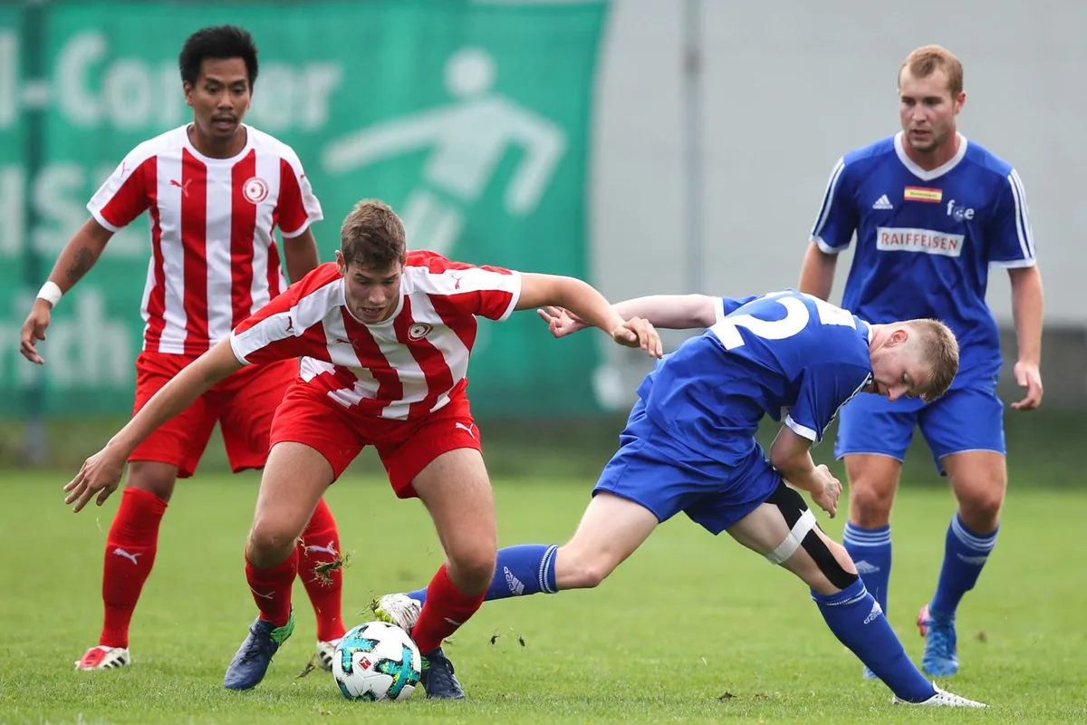 sport_27082017_fussballniederweningeneffretikon_dku_1__preview Die in blau spielenden Effretiker blieben spielten in Niederweningen schwach und verloren 0:2. (Bild: David Kündig), Die in blau spielenden Effretiker blieben spielten in Niederweningen schwach und verloren 0:2. (Bild: David Kündig), Abflug: Der Effretiker Uche Anioke (links) hebt ab. (Bild: David Kündig), Der Effretiker Uche Anioke (rechts) hat nur Augen für den Ball. (Bild: David Kündig), Der Effretiker Uche Anioke (links) ist vor dem Gegenspieler am Ball. (Bild: David Kündig)