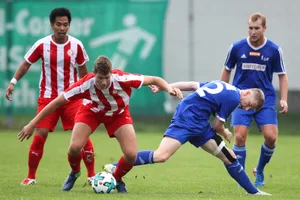 sport_27082017_fussballniederweningeneffretikon_dku_1__preview Die in blau spielenden Effretiker blieben spielten in Niederweningen schwach und verloren 0:2. (Bild: David Kündig), Die in blau spielenden Effretiker blieben spielten in Niederweningen schwach und verloren 0:2. (Bild: David Kündig), Abflug: Der Effretiker Uche Anioke (links) hebt ab. (Bild: David Kündig), Der Effretiker Uche Anioke (rechts) hat nur Augen für den Ball. (Bild: David Kündig), Der Effretiker Uche Anioke (links) ist vor dem Gegenspieler am Ball. (Bild: David Kündig)