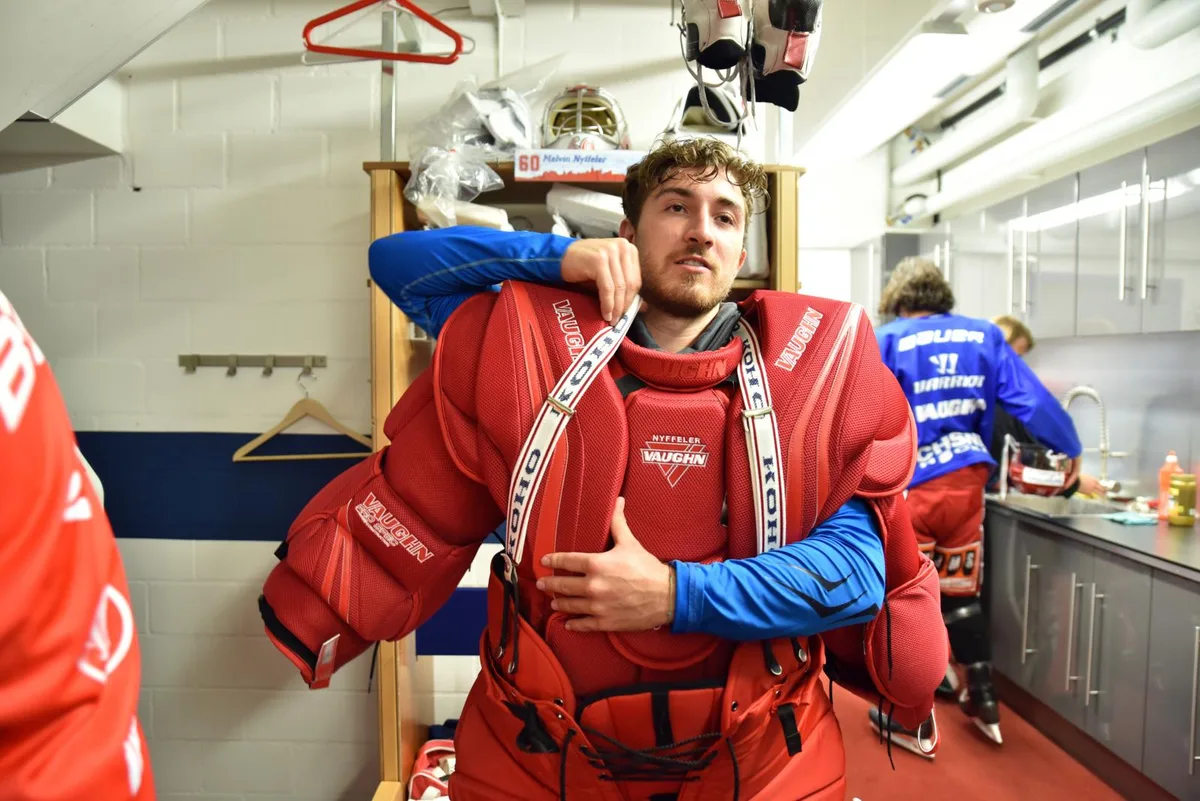 start-eistraining-scrj-melvin-nyffeler1_preview Wieder zuhause: Lakers-Goalie Melvin Nyffeler macht sich für das erste Eistraining in Rapperswil-Jona bereit. (Bild: Silvano Umberg)