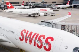 _ele0750_preview Flugzeuge der Swiss bewegen sich zum Ferienauftakt auf dem Flugfeld am Flughafen Kloten. (key)