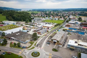 m%c3%b6nchaltorf_baustelle_08-08-17_fsm_010_preview_0 Die Esslingerstrasse führt quer durch das Industriegebiet der Gemeinde Mönchaltorf. (Bild: Fabio Meier)