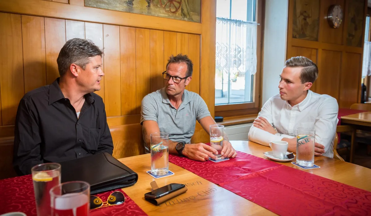 wetzikon_inti_07-08-17_fsm_001_preview Die Expertenrunde am Regionalfussball-Stammtisch: Markus Altherr, Thomas Grolp und Lukas Huber (von links). (Bild: Fabio Meier), Wetzikons Mittelfeldspieler Lukas Huber. (Bild: Fabio Meier), Pfäffikons Trainer Thomas Grolp. (Bild: Fabio Meier), Usters Sportchef Markus Altherr. (Bild: Fabio Meier)