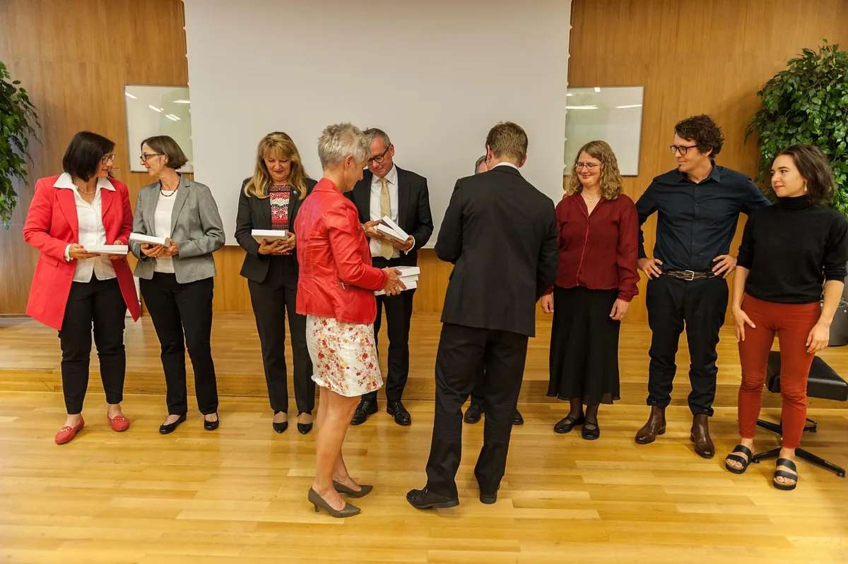 08092017_parlament_jubilaeum_uster_gu_16_preview_0 Usters Ratspräsident Balthasar Thalmann bedankt sich bei den Festrednern und-musikern. (André Gutzwiller), Gemeinde-, Stadträte und Gäste feierten am Freitag 90 Jahre Gemeinderat Uster. (André Gutzwiller), Ständerat Ruedi Noser sagte dem Ustermer Parlament eine gute Zukunft voraus. (André Gutzwiller), Ständerat Ruedi Noser sagte dem Ustermer Parlament eine gute Zukunft voraus. (André Gutzwiller), Für die musikalische Umrahmung sorgte das Duo Flautasto. (André Gutzwiller), Für die musikalische Umrahmung sorgte das Duo Flautasto. (André Gutzwiller), Balthasar Thalmann erhielt von der Wetziker Gemeinderatspräsidentin Sandra Elliscasis eine Glocke geschenkt.(André Gutzwiller) , Gemeinde-, Stadträte und Gäste feierten am Freitag 90 Jahre Gemeinderat Uster. (André Gutzwiller), Die Wetziker Gemeinderatspräsidentin Sandra Elliscasis bei ihrem Grusswort. (André Gutzwiller) , Ein Grusswort richtete auch Kantonsratspräsidentin Karin Egli-Zimmermann aus. (André Gutzwiller) , Kantonsratspräsidentin Karin Egli-Zimmermann überreichte Balthasar Thalmann einen alten Stich. (André Gutzwiller), Für die musikalische Umrahmung sorgte das Duo Flautasto. (André Gutzwiller), Gemeinde-, Stadträte und Gäste feierten am Freitag 90 Jahre Gemeinderat Uster. (André Gutzwiller), Ständerat Ruedi Noser und der Ustermer Gemeinderatspräsident Balthasar Thalmann. (André Gutzwiller), Usters Gemeinderatspräsident Balthasar Thalmann begrüsst die Festgemeinde.
(André Gutzwiller)