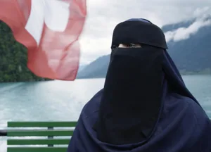 andere%20l%c3%a4nder%20andere%20sitten_preview Khoudour al Harbi aus Saudiarabien kann nicht verstehen, warum es in der Schweiz Leute gibt, die den Gesichtsschleier verbieten wollen. (Bild: Copyright SRF), Unterschriftensammlung für die Volksinitiative «Ja zum Verhüllungsverbot» in Wil SG.(Bild: Copyright SRF), Familie Sadat aus Bahrain beim Picknick am Brienzersee. (Bild: Copyright SRF), Familie El Harbi aus Saudiarabien auf Halal Cruise auf dem Brienzersee. (Bild: Copyright SRF), Schauspielerin Amel auf Werbereise in der Schweiz.
(Bild: Copyright SRF), Touristinnen mit Niqab und Glace in Interlaken (Bild: Copyright SRF)