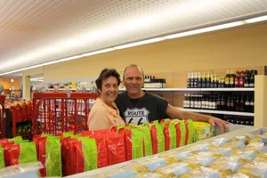 dorfladen_hinteregg_preview Noch sind nicht alle Regale ganz gefüllt - Yvonne Langhart und Thomas Hobi sind noch fleissig am einräumen. (Bild: Lea Chiapolini), Im Juni wurde das Lokal noch vom Volg betrieben. Langhart und Hobi führten damals noch ihr eigenes Reinigungsunternehmen. (Bild: Lea Chiapolini)