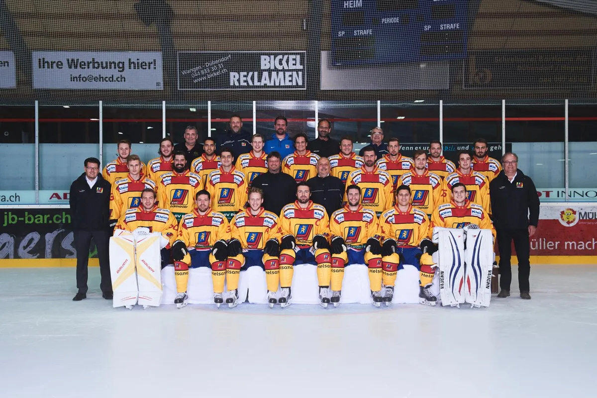 ehc_0817_11233%201-%20mannschaft_preview Der EHC Dübendorf, Ausgabe 2017/18. (Bild: zvg)