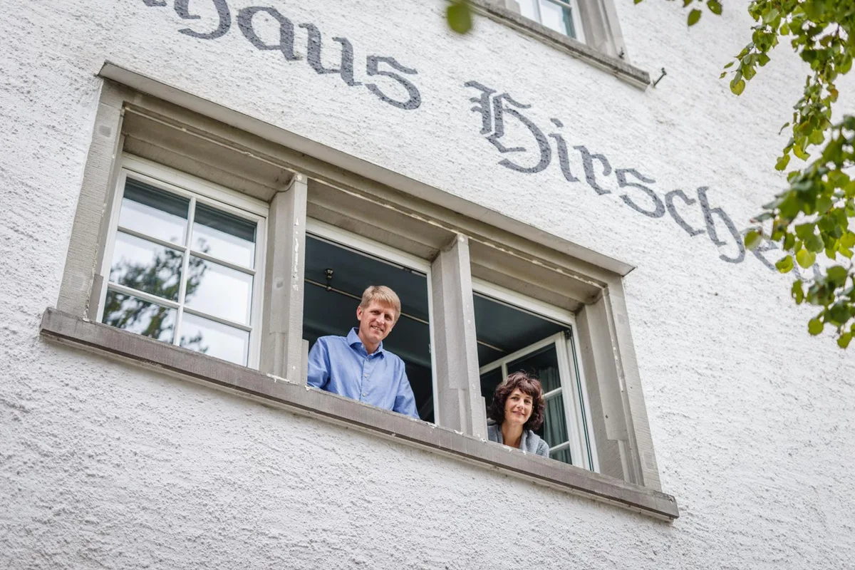 grueningen_11092017_hirschen_naz-3_preview Die neuen Pächter Stefan und Karin Erni übernehmen den Gasthof ab Januar. (Bild: Nicolas Zonvi)