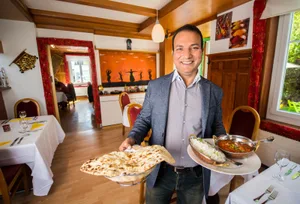 hinwil_15092017_maharanaaufgetischt_sbo_5_preview Shaqi Rana und sein Personal servieren seit Juni indische Gerichte im Restaurant Maharana in Hinwil. (Bild: Seraina Boner), Tikka Masala statt Tex Mex: In der Gaststätte an der Walderstrasse setzt man nun auf indisches Essen. (Bild: Seraina Boner)