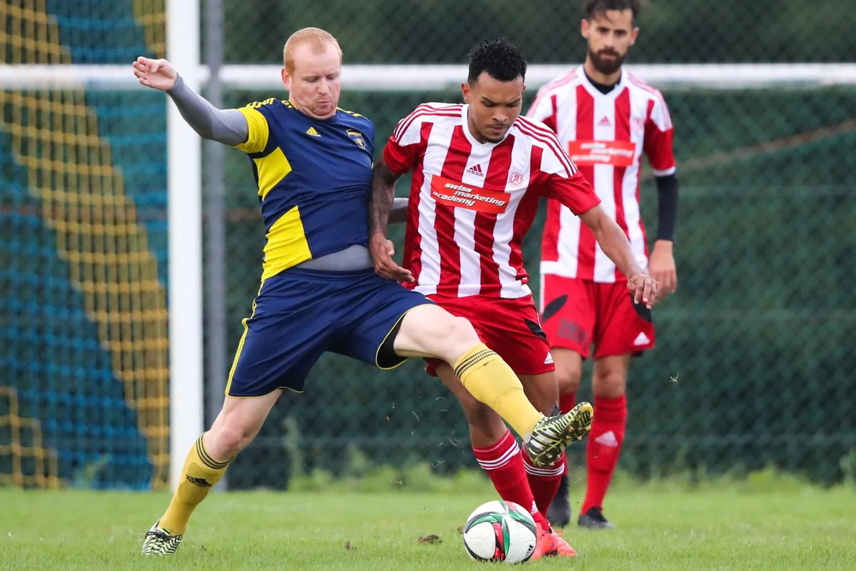sport_02092017_fussballfehraltorfwinikon_dku__3__preview Lubomir Baran (links) ist normalerweise ein Torgarant. Gegen Winikon traf der Fällanden-Stürmer aber nicht. (Bild: David Kündig), Der Winiker Shabani (links) überläuft Fällandens Künzler. (Bild: David Kündig), Fällandens Spielertrainer Nelson Vaz (rechts) musste mit seinem Team gegen Winikon eine Niederlage einstecken. (Bild: David Kündig), Zwei gestreckte Beine, ein fliegender Ball: Der Winiker Zecirovci (links) gegen Häusler vom FC Fällanden. (Bild: David Kündig)