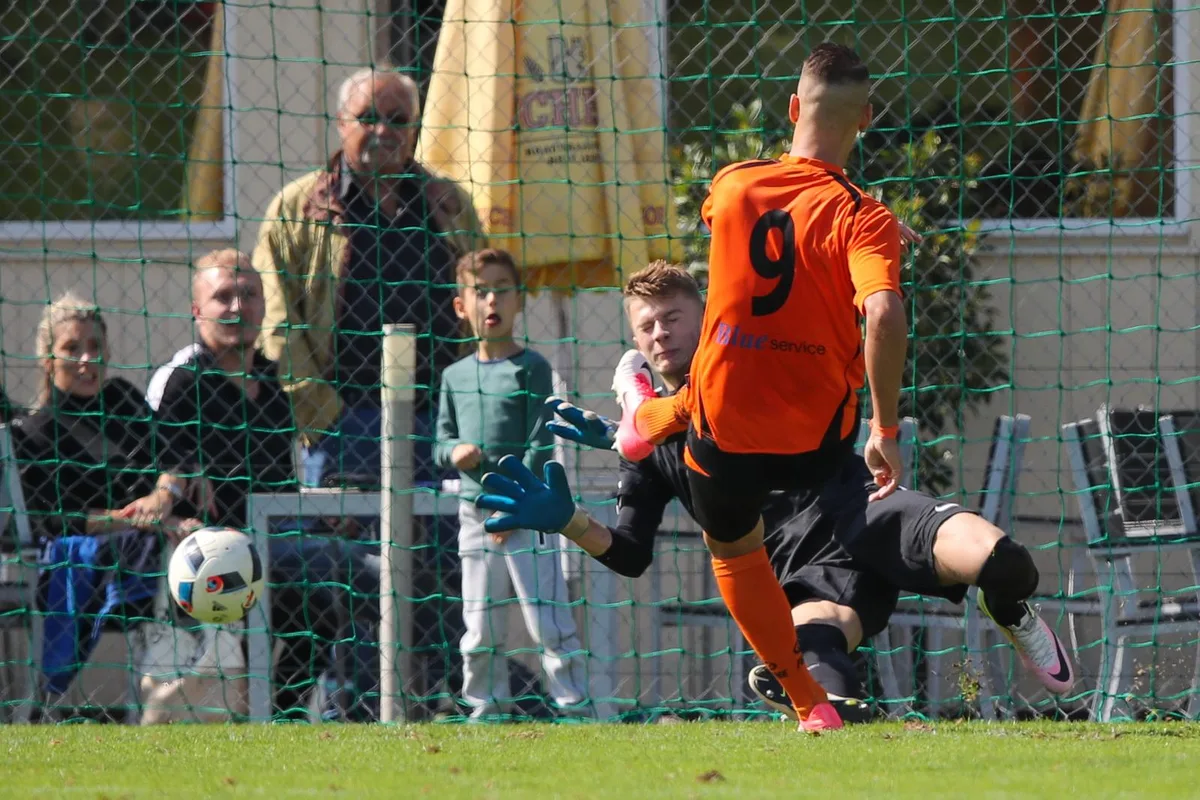sport_03092017_fussballduebendorfrueti_dku__10__preview Gegen Rüti traf Marko Marjanovic (rechts) noch, gegen Wil verschoss der Dübendorfer Stürmer einen Penalty. (Bild: David Kündig)