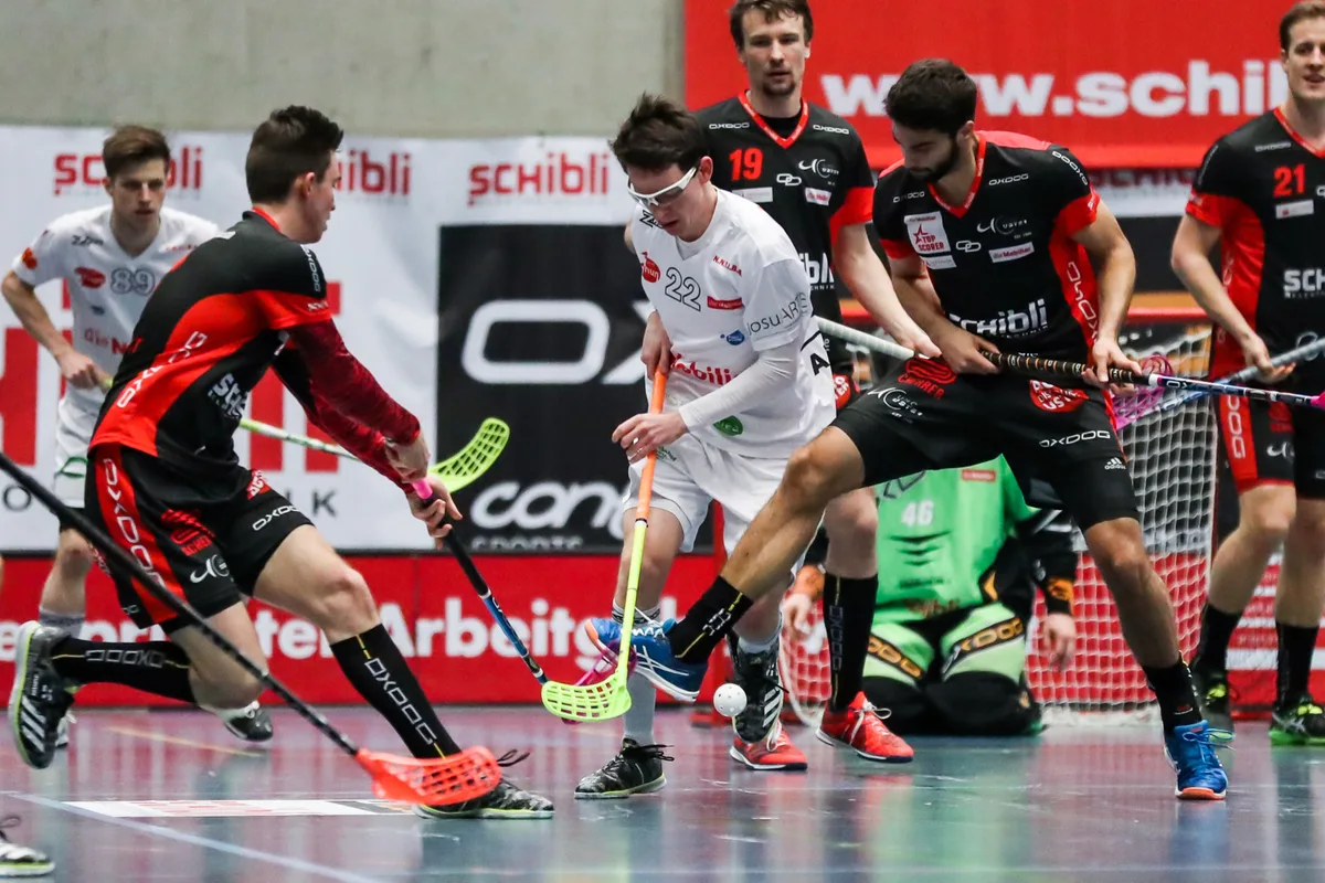 sport_08032017_unihockey_crm_01_preview Muss sich wehren: Der Ustermer Manuel Hummer (rechts) im Zweikampf mit einem Thuner Spieler. (Archivbild: Christian Merz)