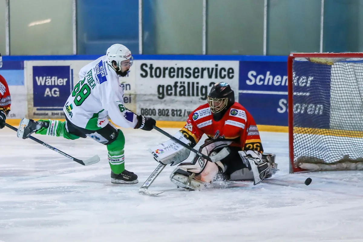 sport_09032017_eishockey_crm_01_preview Prättigau-Spieler Björn Depeder (links) bezwingt Vikings-Goalie Lorenzo Illien. (Archivbild: Christian Merz), Vikings-Spieler Michel Kunz (links) wehrt sich gegen Björn Depeder. (Archivbild: Christian Merz)