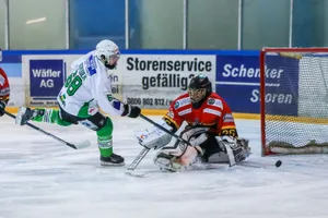 sport_09032017_eishockey_crm_01_preview Prättigau-Spieler Björn Depeder (links) bezwingt Vikings-Goalie Lorenzo Illien. (Archivbild: Christian Merz), Vikings-Spieler Michel Kunz (links) wehrt sich gegen Björn Depeder. (Archivbild: Christian Merz)