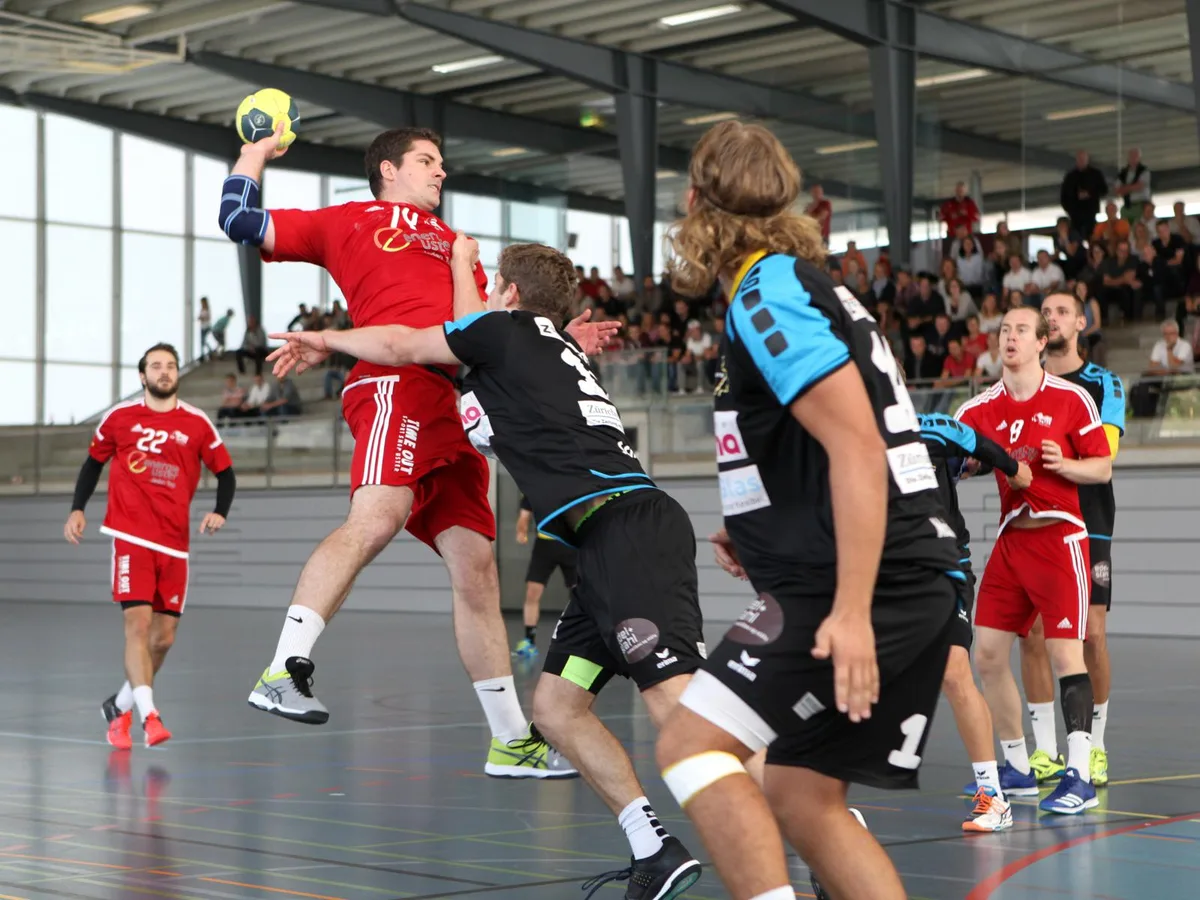 sport_10092017_handball_glg_08_preview_0 Der Ustermer Florian Schlumpf (links) schliesst einen Angriff ab. (Bild: Gesa Lüchinger)