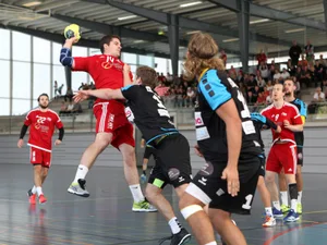 sport_10092017_handball_glg_08_preview_0 Der Ustermer Florian Schlumpf (links) schliesst einen Angriff ab. (Bild: Gesa Lüchinger)