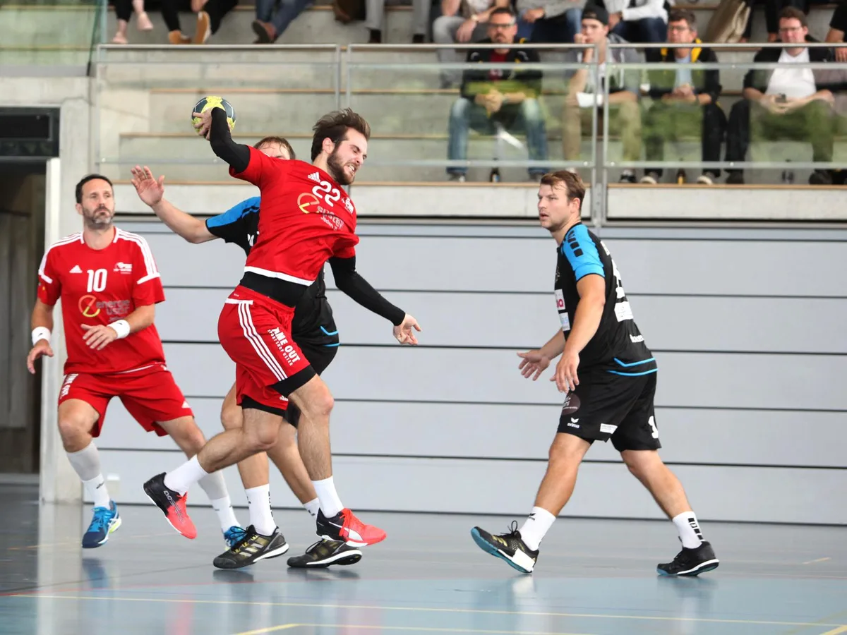 sport_10092017_handball_glg_09_preview Gegen seine Ex-Teamkollegen besonders motiviert: Usters Spielmacher Gulliver Stocker, der auf diese Saison hin von Stäfa ins Buchholz wechselte. (Bild: Gesa Lüchinger), 300 Zuschauer lockte die Cup-Achtelfinalpartie ins Ustermer Buchholz. (Bild: Gesa Lüchinger), Angriffig: Usters Florian Schlumpf fordert Stäfas Hintermannschaft. (Bild: Gesa Lüchinger), Der Altmeister in Aktion: Iwan Ursic bei einem Abschlussversuch. (Bild: Gesa Lüchinger), Uster-Keeper Florian von Wyl stand besonders oft im Mittelpunkt. (Bild: Gesa Lüchinger)