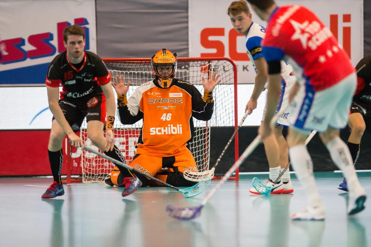 sport_15092017_unihockey_pif-5_preview Unter Beschuss: Uster-Goalie David Holenstein. (Bild: Robert Pfiffner), Der UHC Uster (Marco Klauenbösch, rechts) stand gegen GC auf verlorenem Posten und verlor 2:12. (Bild: Robert Pfiffner), Der Ustermer Fabian Steiger (hinten) versucht Emil Julkunen zu stören. (Bild: Robert Pfiffner)