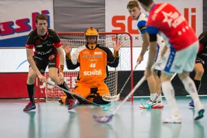 sport_15092017_unihockey_pif-5_preview Unter Beschuss: Uster-Goalie David Holenstein. (Bild: Robert Pfiffner), Der UHC Uster (Marco Klauenbösch, rechts) stand gegen GC auf verlorenem Posten und verlor 2:12. (Bild: Robert Pfiffner), Der Ustermer Fabian Steiger (hinten) versucht Emil Julkunen zu stören. (Bild: Robert Pfiffner)