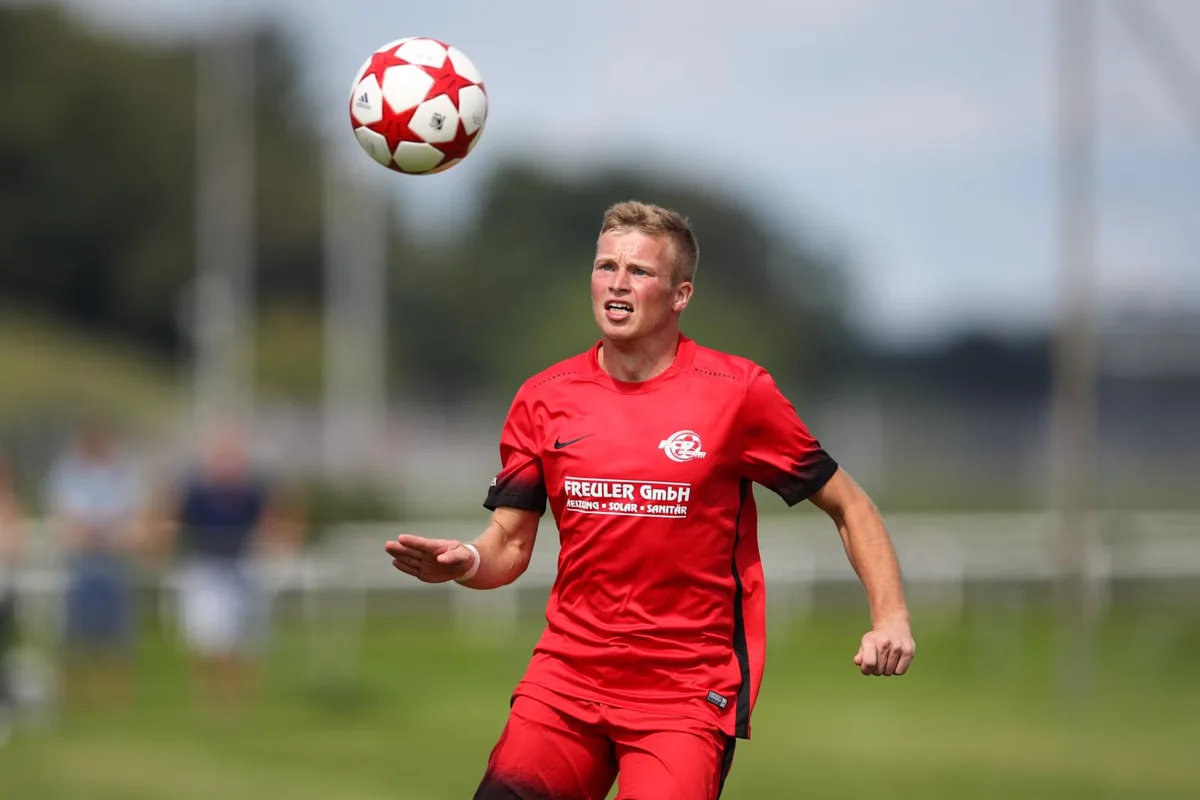 sport_20082017_fussballfehraltorfpfaeffikon_dku__7__preview Der FC Pfäffikon (im Bild Adam Durowicz) grüsst neu als Leader. (Archivbild: David Kündig)