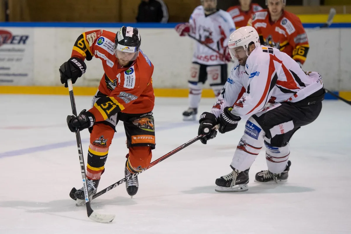 sport_23092017_eishockey_pif-7_preview Der Dürntner Michel De Martin (links) mit Vorwärtsdrang. (Bild: Robert Pfiffner), Vikings-Stürmer Mischa Rüegg (links) ist nicht zu stoppen. (Bild: Robert Pfiffner), Vikings-Spieler Olivier Brunner (vorne) beschäftigt die Abwehr von Sursee. (Bild: Robert Pfiffner)